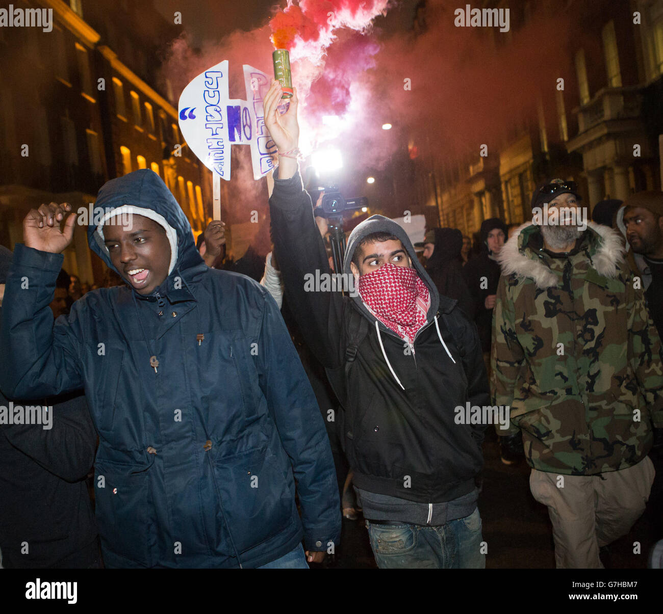 Ein Protestler hält während einer Demonstration in der Nähe der US-Botschaft in London ein Schlaglicht auf, nachdem er beschlossen hatte, den Polizeibeamten Darren Wilson wegen der tödlichen Schüsse auf den schwarzen Teenager Michael Brown in Ferguson, Missouri, nicht zu verurteilen. Stockfoto