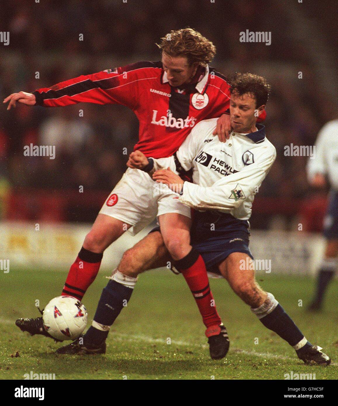 Fußball - Carling Premier League - Nottingham Forest / Tottenham Hotspur. Scot Gemmill, Nottingham Forest & David Howells, Tottenham Hotspur kämpfen gegen sie Stockfoto