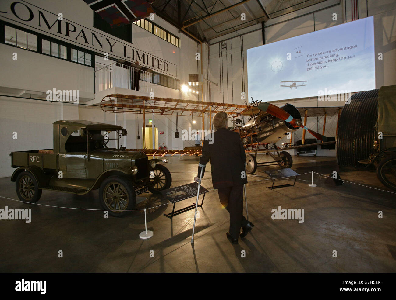 Ein Besucher, der vor einem Bristol F.2b Fighter steht, während einer Vorschau auf die Ausstellung The First World war in the Air des Royal Air Force Museums im Royal Air Force Museum in London. Stockfoto