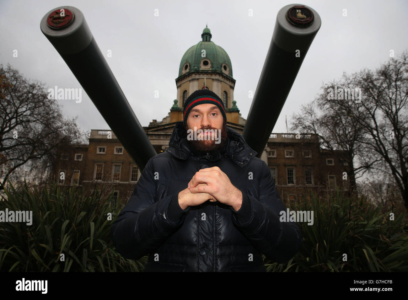 Tyson Fury posiert für die Fotografen vor dem Imperial war Museum während der Kopf-an-Kopf-Pressekonferenz im Imperial war Museum, London. Stockfoto