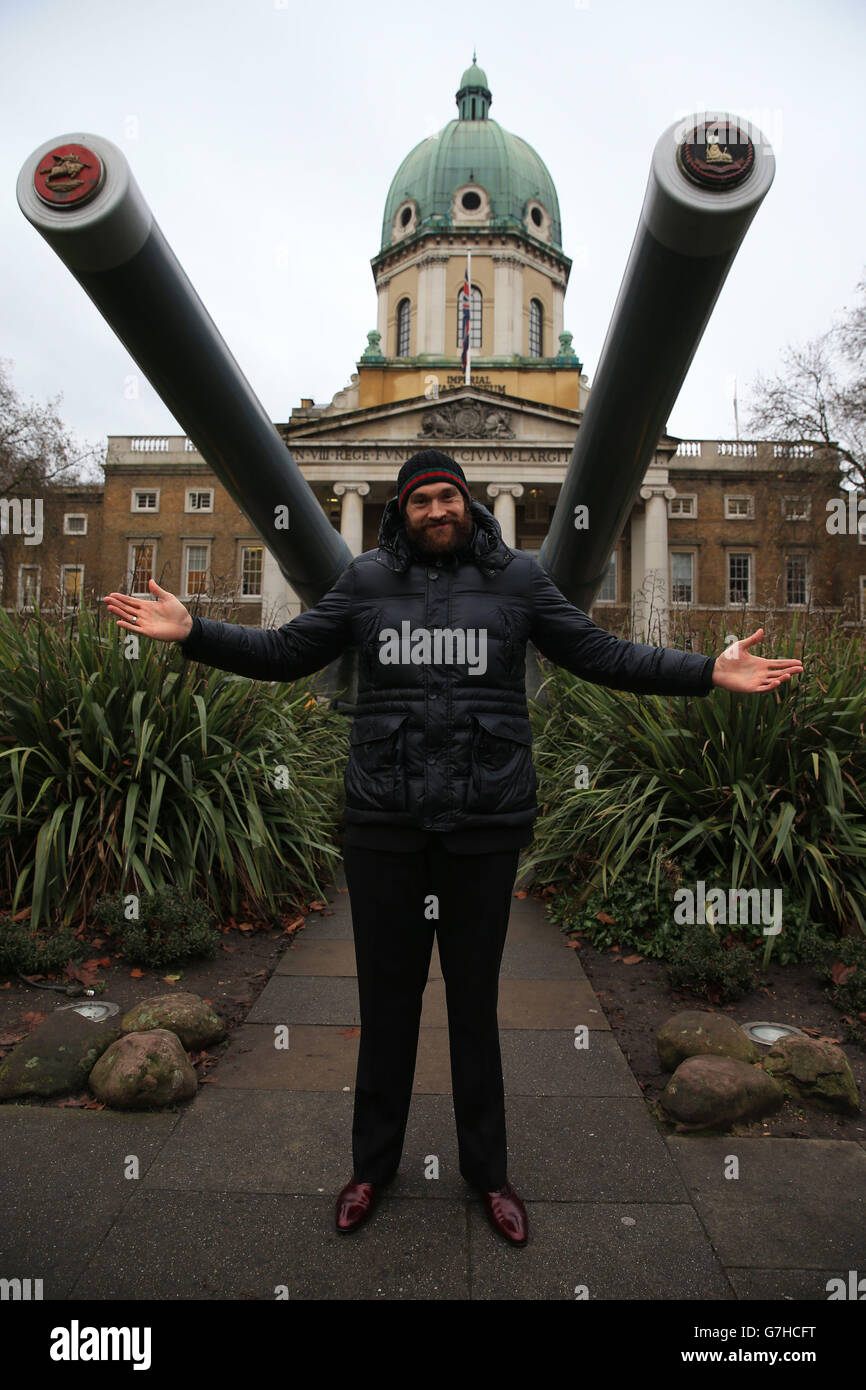 Tyson Fury posiert für die Fotografen vor dem Imperial war Museum während der Kopf-an-Kopf-Pressekonferenz im Imperial war Museum, London. Stockfoto