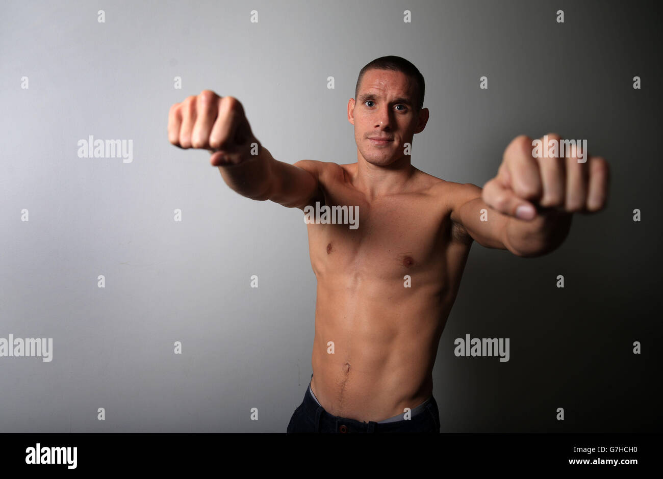 Boxer Liam Walsh posiert für den Fotografen vor seinem Kampf gegen Gary Sykes während der Kopf-an-Kopf-Pressekonferenz im Imperial war Museum, London. Stockfoto