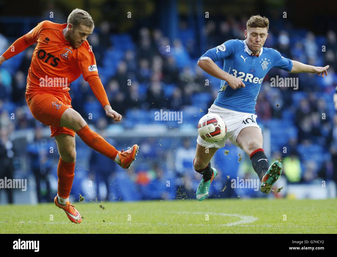 Rory McKenzie von Kilmarnock und Lewis Macleod von den Rangers kämpfen während des William Hill Scottish Cup Fourth Round Spiels in Ibrox, Glasgow, um den Ball. Stockfoto