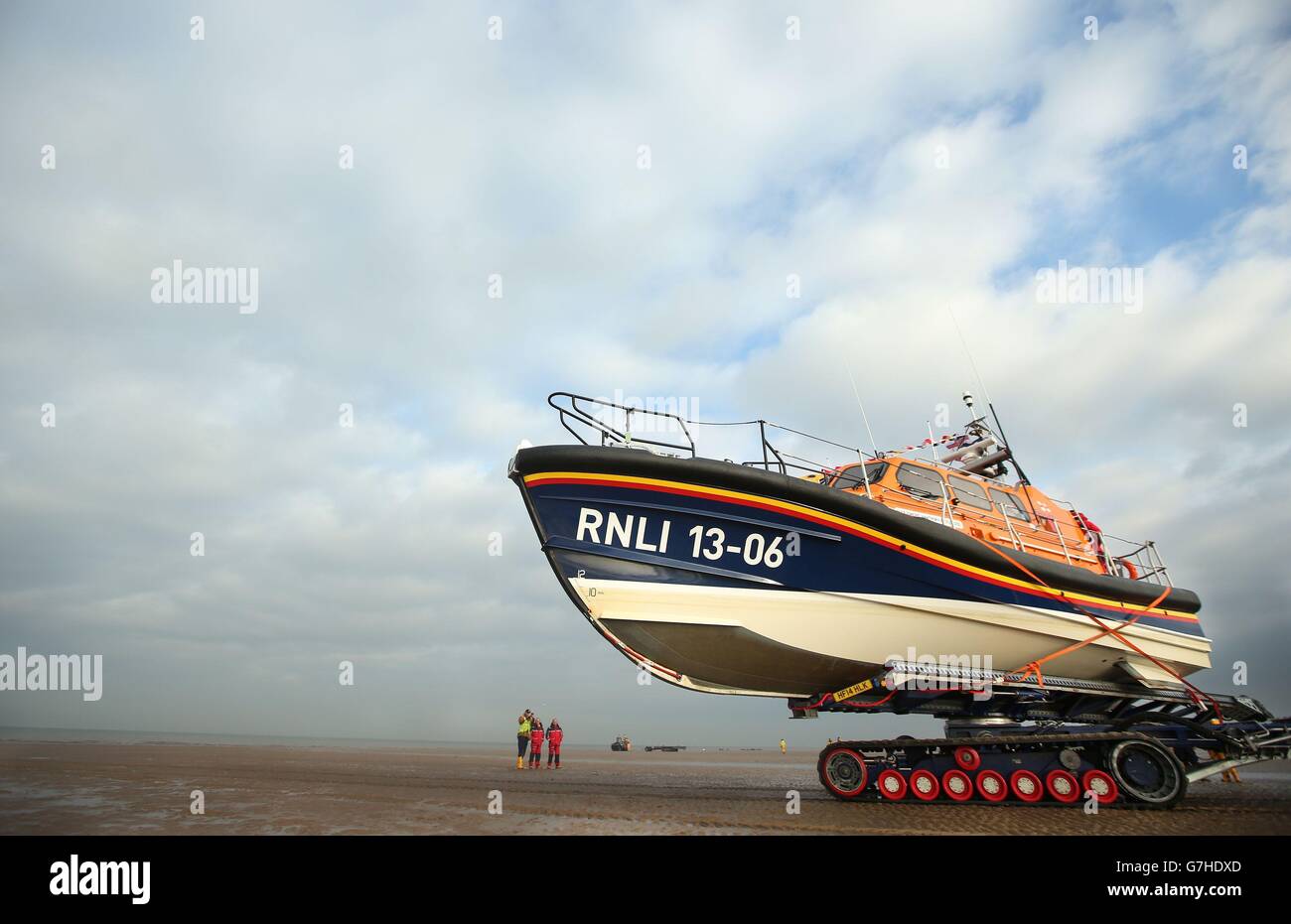 Das neue Rettungsboot der RNLI, das Edmund Hawthorn Micklewood, 2 Millionen Shannon-Klasse, wird nach seiner Ankunft in Hoylake auf seinen neuen Anhänger geladen, nachdem es eine fünftägige Reise vom Hauptsitz der Rettungsbootsorganisation in Poole, Dorset, zurücklegt. Stockfoto