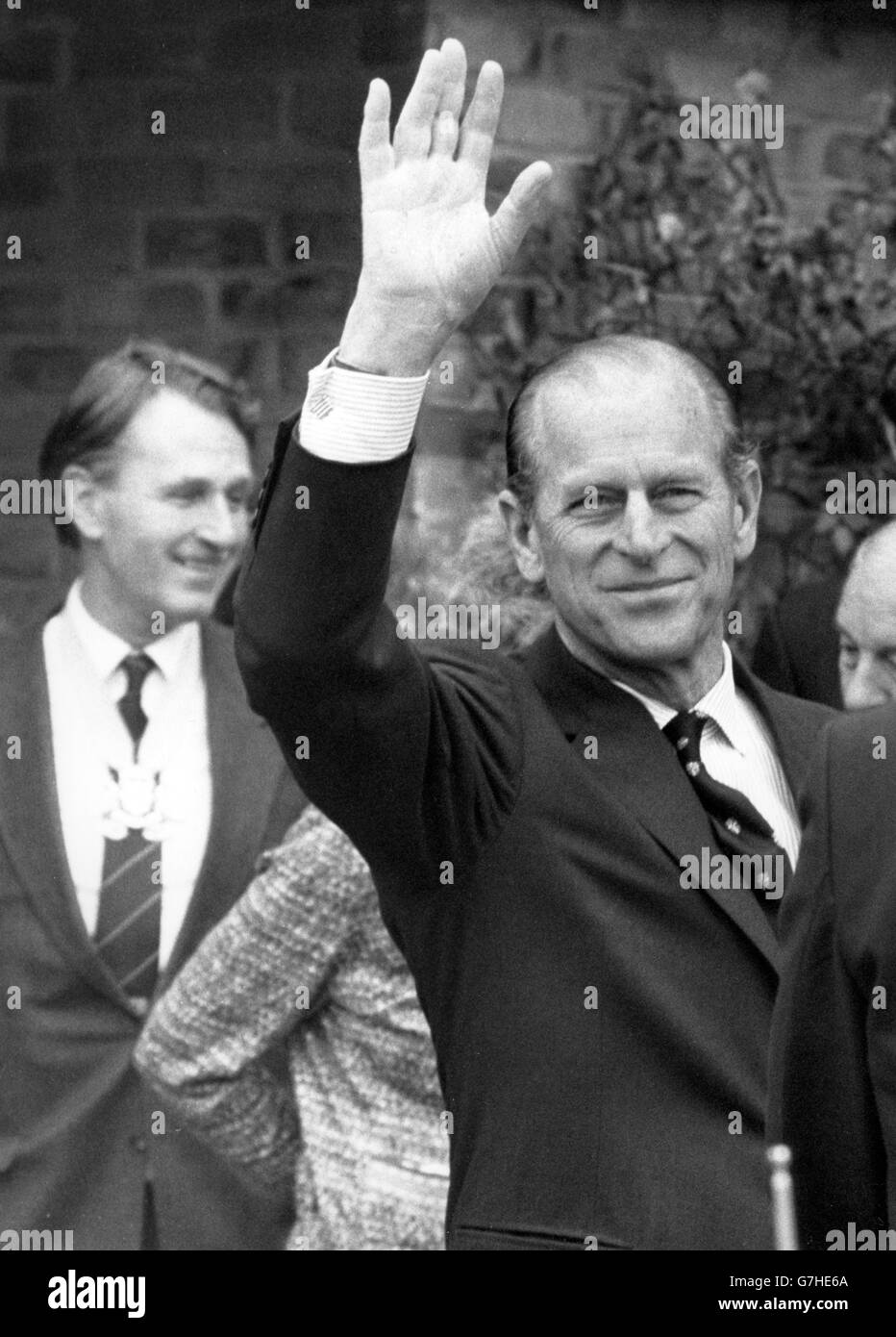 Der Herzog von Edinburgh winkt die Hand, die er für Handshakes während seines Besuchs in Comberton Village College. In der Nähe von Cambridge. Gestern hat der Herzog enthüllt, dass er Monate der Qual durch Händeschütteln hatte. *Eingescannte Low-Res aus dem Druck, High-Res auf Anfrage* Stockfoto