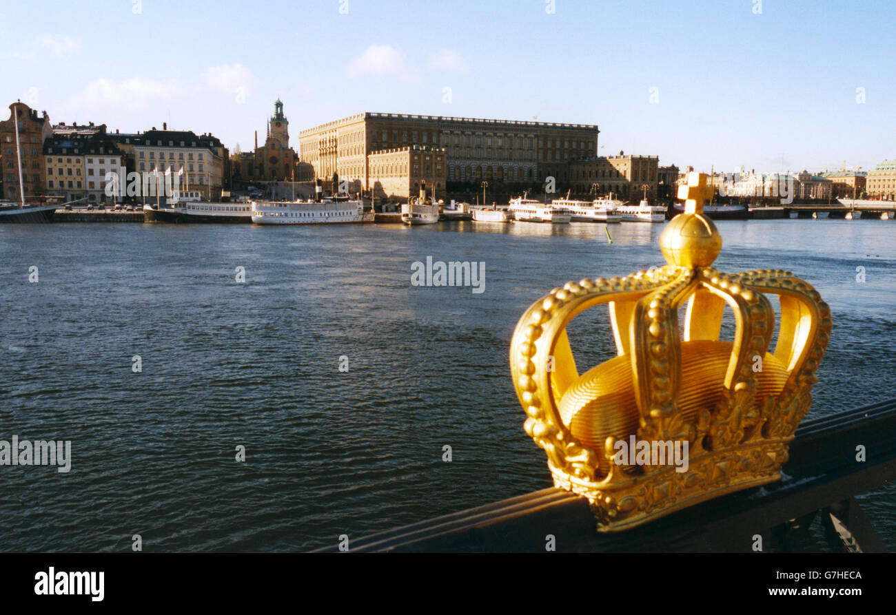 Stockholmer Schloss hinter eine vergoldete Krone Stockfoto