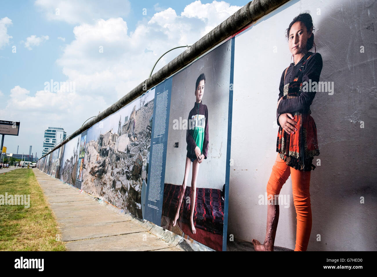 Bilder aus dem Krieg an Wand, eine Fotoausstellung über den Krieg in Syrien von Kai Wiedenhofer im Freien auf der Berliner Mauer angezeigt Stockfoto