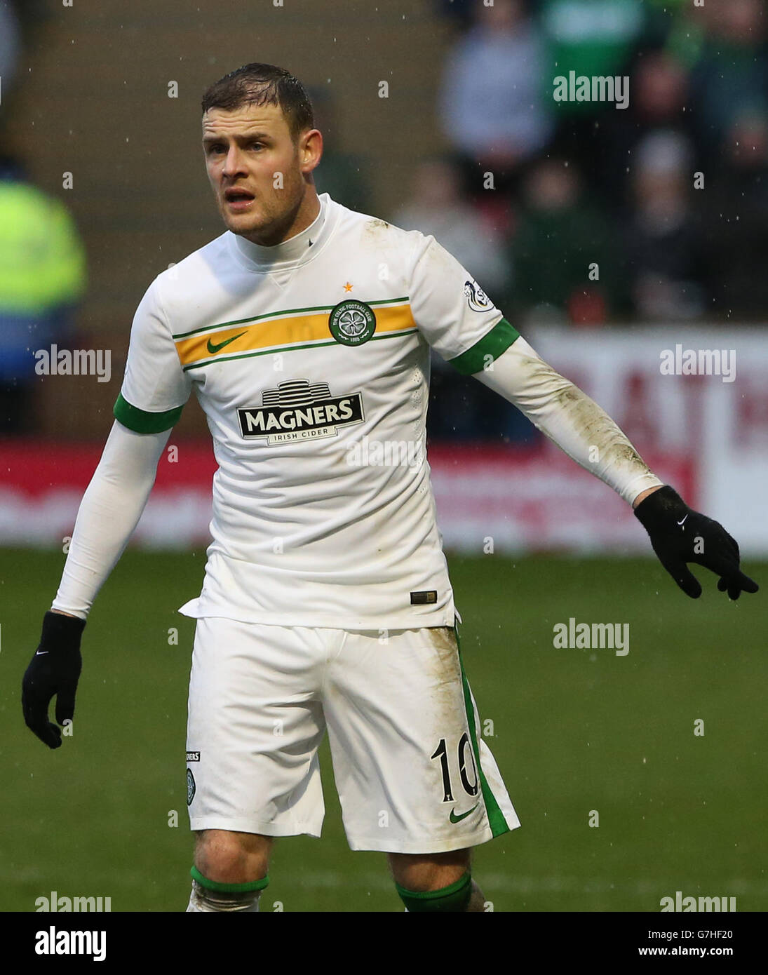 Anthony Stokes von Celtic trägt Handschuhe während des Spiels der schottischen Premiership im Fir Park, Motherwell. DRÜCKEN SIE VERBANDSFOTO. Bilddatum: Samstag, 6. Dezember 2014. Siehe PA Geschichte FUSSBALL Motherwell. Bildnachweis sollte lauten: Andrew Milligan/PA Wire.. Stockfoto