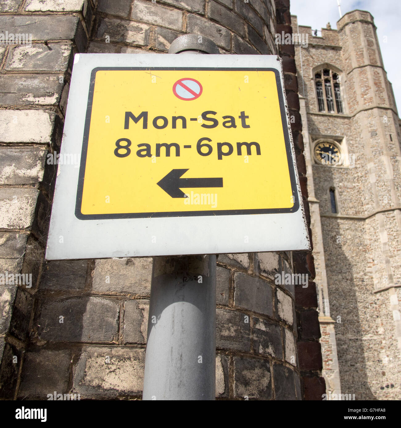Eine UK Parkplatz Schild Parken Beschränkungen, Montag bis Samstag. Stockfoto