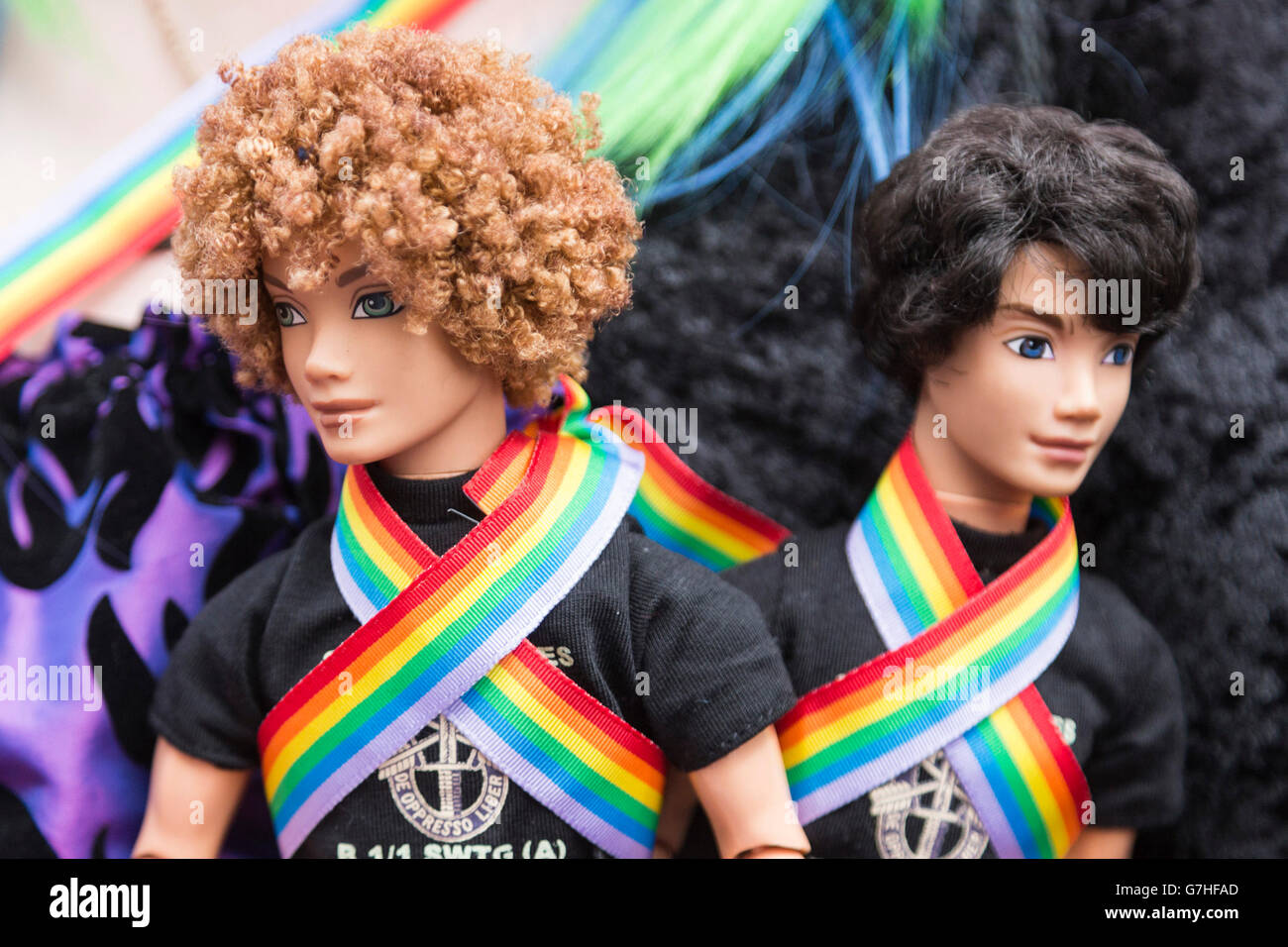 London, UK. 25. Juni 2016. Zwei männliche Barbie-Puppen. Tausende von  Serienfahrzeugen säumten die Strecke der 2016 London LGBT Pride Parade  Stockfotografie - Alamy