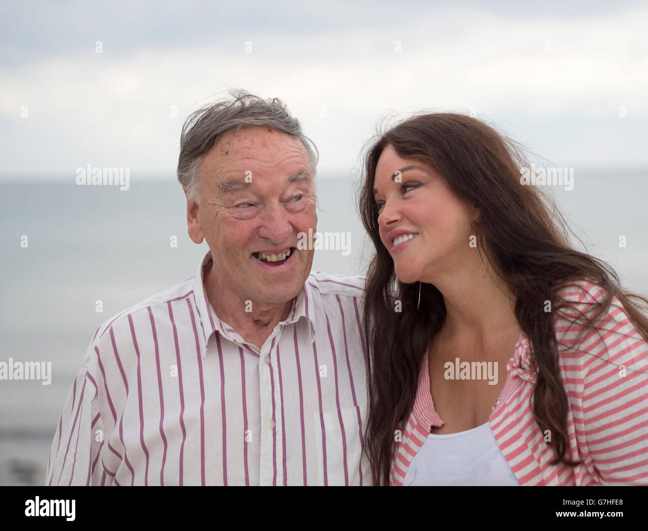 Ein Alter Mann und seine Nichte einen Witz am Meer zu genießen. Stockfoto