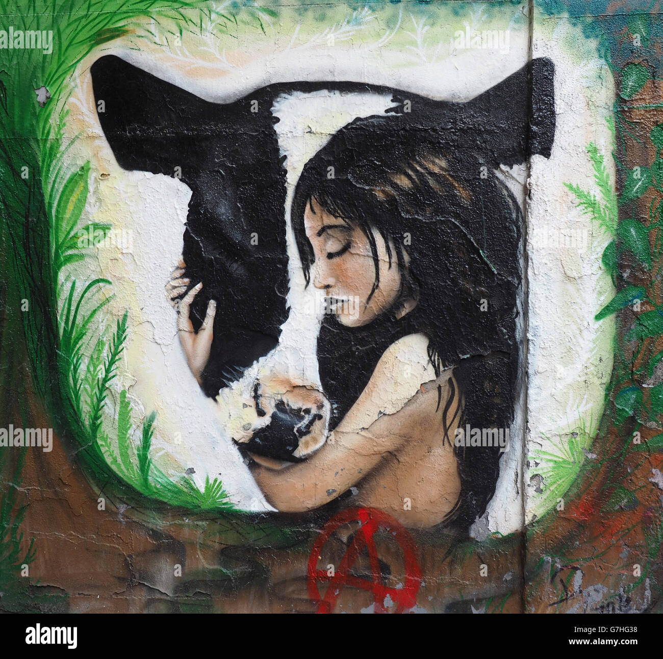 Liebe dein Stier. Anti-Stierkampf-Graffiti in Madrid Spanien umarmt Frau eine Kalb Stockfoto