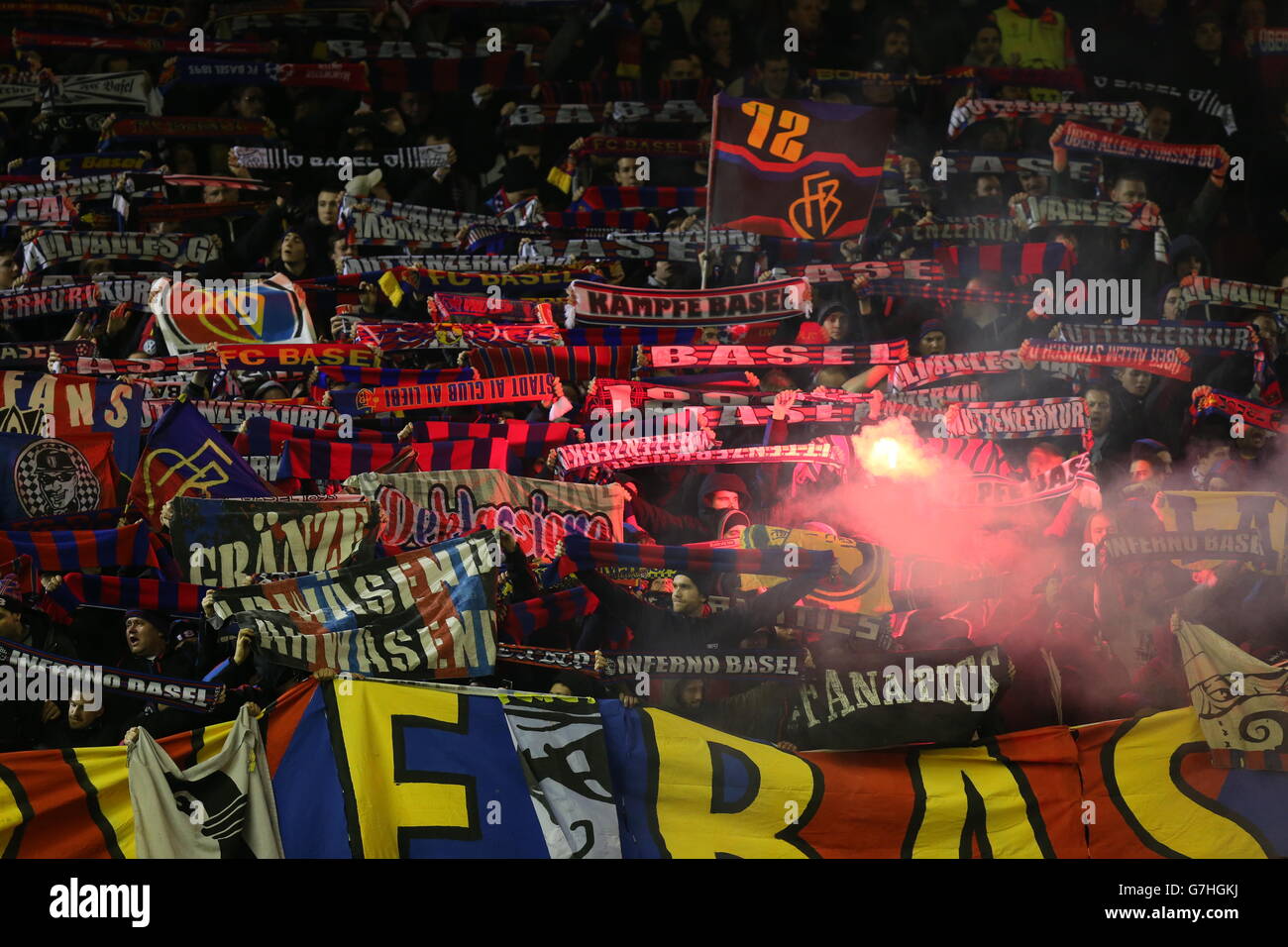 Die Fans des FC Basel zeigen im Auswärtstfort in Anfield ihre Unterstützung. Stockfoto