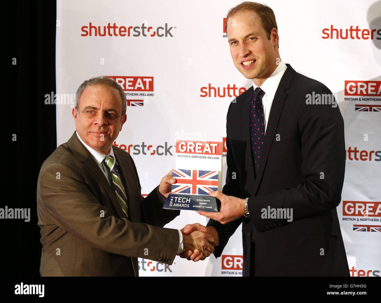 Der Duke of Cambridge (rechts) überreicht Sean Morgan den Preis „Internet of Things UK Trade and Industry“ während eines Besuchs in den Shutterstock-Büros im Empire State Building, New York City, während eines dreitägigen Besuchs in den Vereinigten Staaten. Stockfoto
