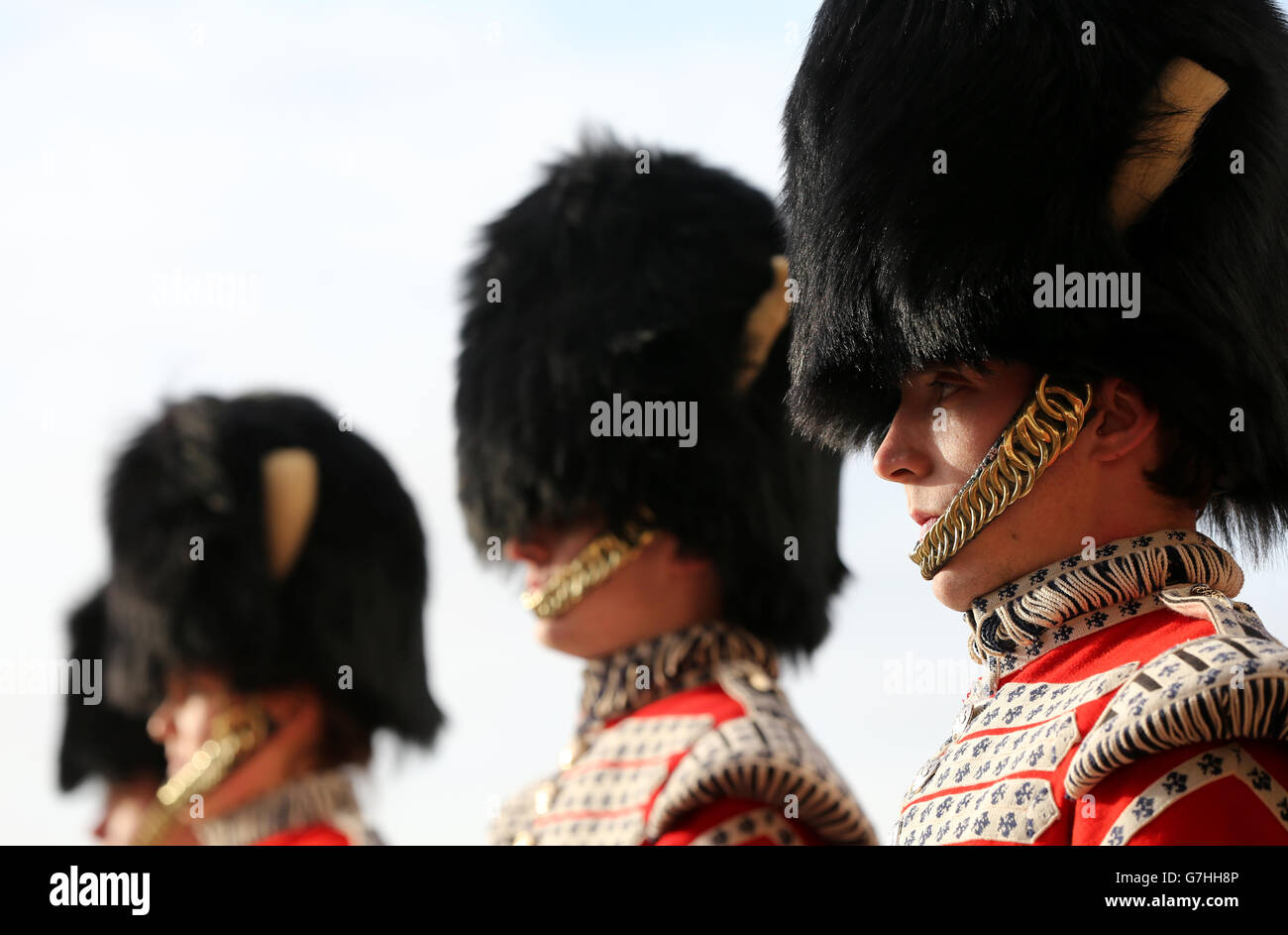 Mitglieder einer militärischen Blaskapelle, die außerhalb der Britannia spielt Stadion Stockfoto