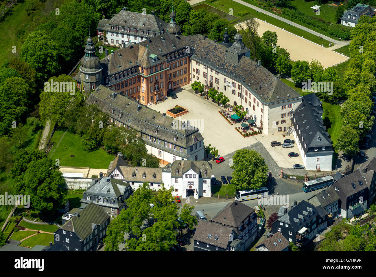 Luftaufnahme, Schloss Berleburg Hof mit Schloss Schenke, Bad Berleburg