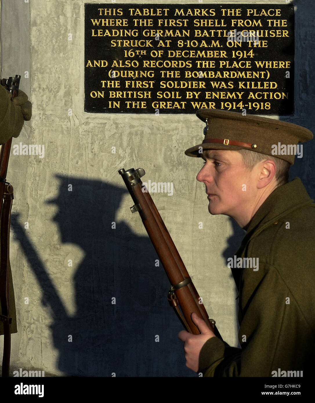 Die Gedenkgesellschaft 18. Bataillon Durham Leichte Infanterie an der Gedenktafel in Hartlepool, da die Stadt durch die deutsche Bombardierung der Nordostküste 1914 verwüstet wird, erinnert an den 100. Jahrestag des Angriffs. Stockfoto