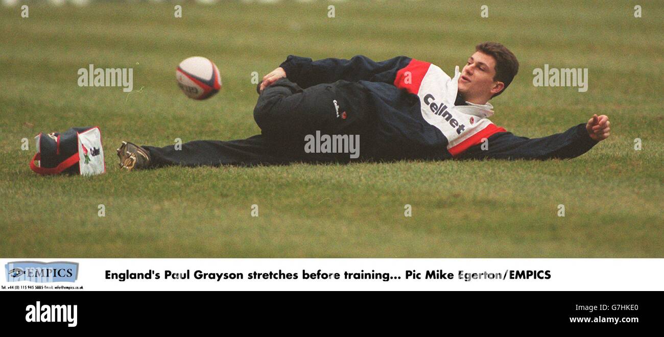 Internationale Rugby-Union. England Training. Der Engländer Paul Grayson dehnt sich vor dem Training aus Stockfoto