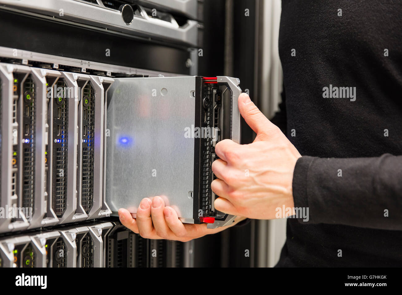 IT Berater installieren Blade-Server in großen Rechenzentren Stockfoto