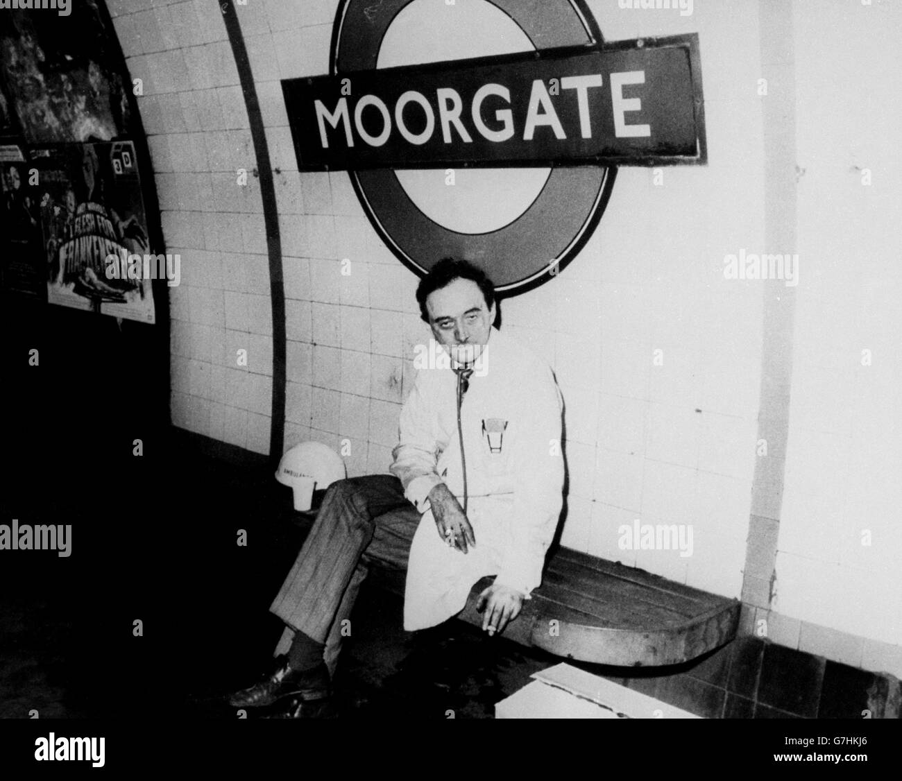 Einer der Ärzte macht eine Pause, nachdem er 11 Stunden am Schauplatz der U-Bahn-Katastrophe am Bahnhof von Moorgate gearbeitet hat. Stockfoto