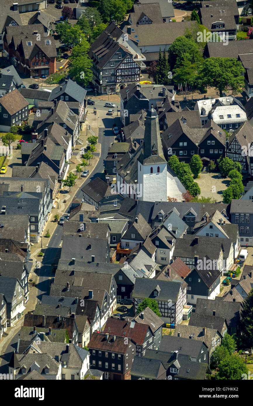 Luftaufnahme, Fachwerk Häuser, Kirchplatz, Ensemble, evangelische Pfarrkirche Bad Laasphe Altstadt, Luftbild, Stockfoto