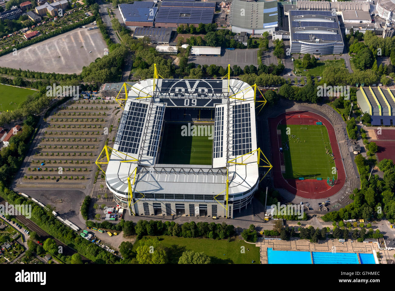 Luftaufnahme, Signal-Iduna-Park, Westfalenstadion mit neuen Büro Fanshop im Bau, Sonnenkollektoren auf dem Stadiondach, Stockfoto Luftaufnahme, Signal-Iduna-Park, Westfalenstadion mit neuen Büro Fanshop im Bau, Sonnenkollektoren auf dem Stadiondach, Stockfoto