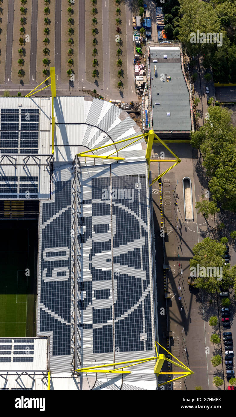 Luftaufnahme, Signal-Iduna-Park, Westfalenstadion mit neuen Büro Fanshop im Bau, Sonnenkollektoren auf dem Stadiondach, Stockfoto