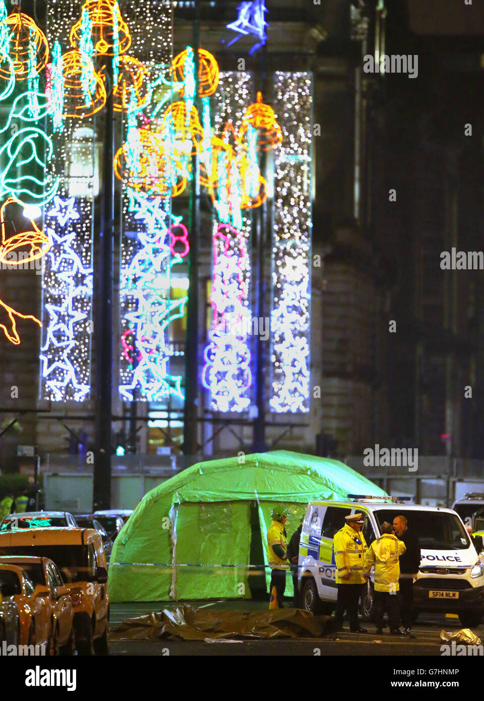 Die Szene auf dem George Square in Glasgow, nachdem es verstanden wurde, stürzte ein Müllwagen in eine Gruppe von Fußgängern, die sechs Menschen tot gelassen hat. Stockfoto