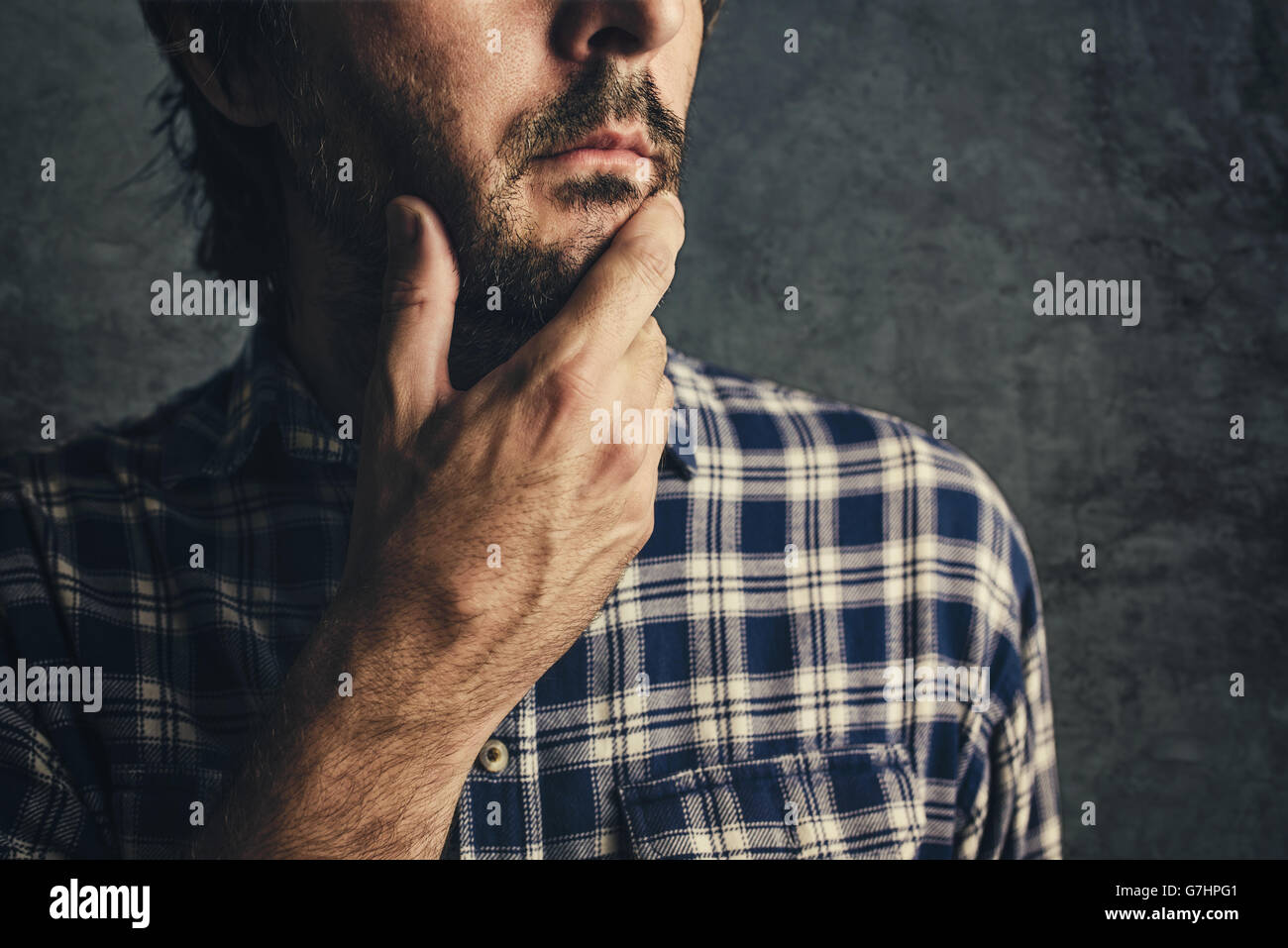 Legerer Mann im karierten Hemd denken und nachdenken, unaufdringlich, selektiven Fokus Porträt Stockfoto