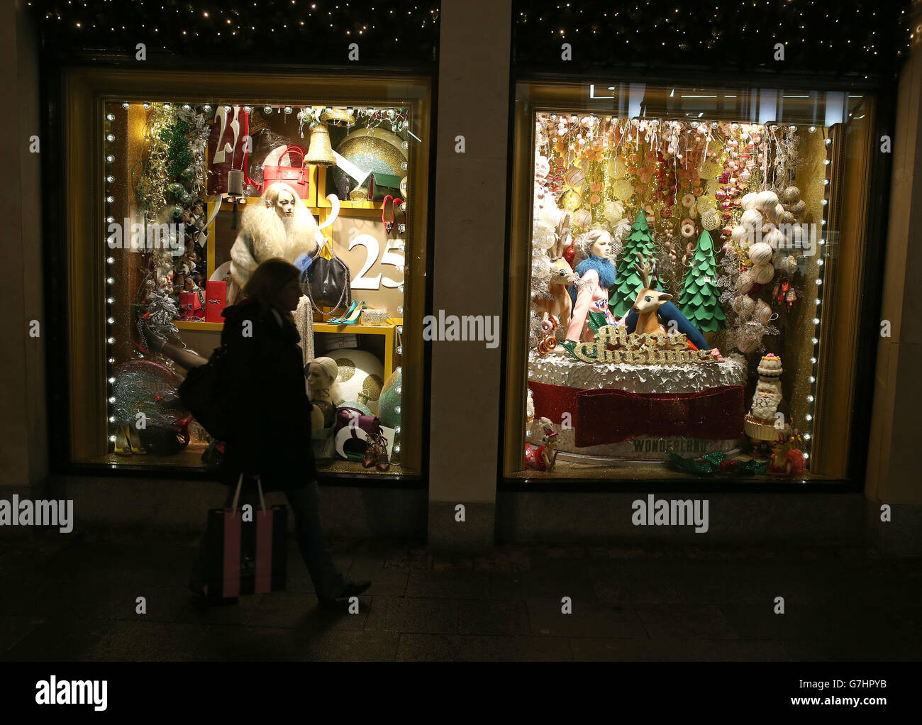 Ein Blick auf Brown Thomas Fenster auf Grafton Straße in der bauen bis weihnachten in Dublins Innenstadt. DRÜCKEN Sie VERBANDSFOTO. Bilddatum: Freitag, 12. Dezember 2014. Siehe PA Story DublinLights. Bildnachweis sollte lauten: Brian Lawless/PA Wire Stockfoto