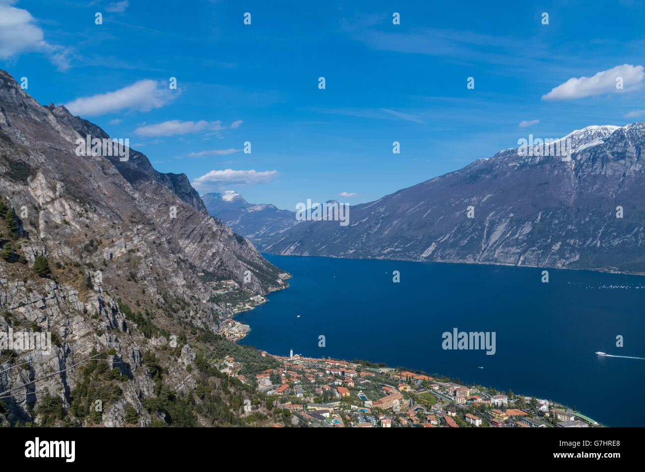 Schöne Aussicht auf Limone Sul Garda aus dem Berghang, Italien Stockfoto