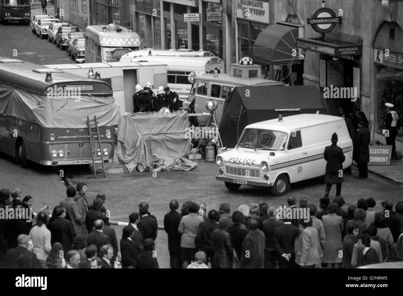 Der abgesperrte Bereich außerhalb der Station von Moorgate, während die Rettungsteams versuchen, die eingeklemmten Körper aus dem zerstörten Frontwagen des Katastrophenzuges zu befreien. Stockfoto