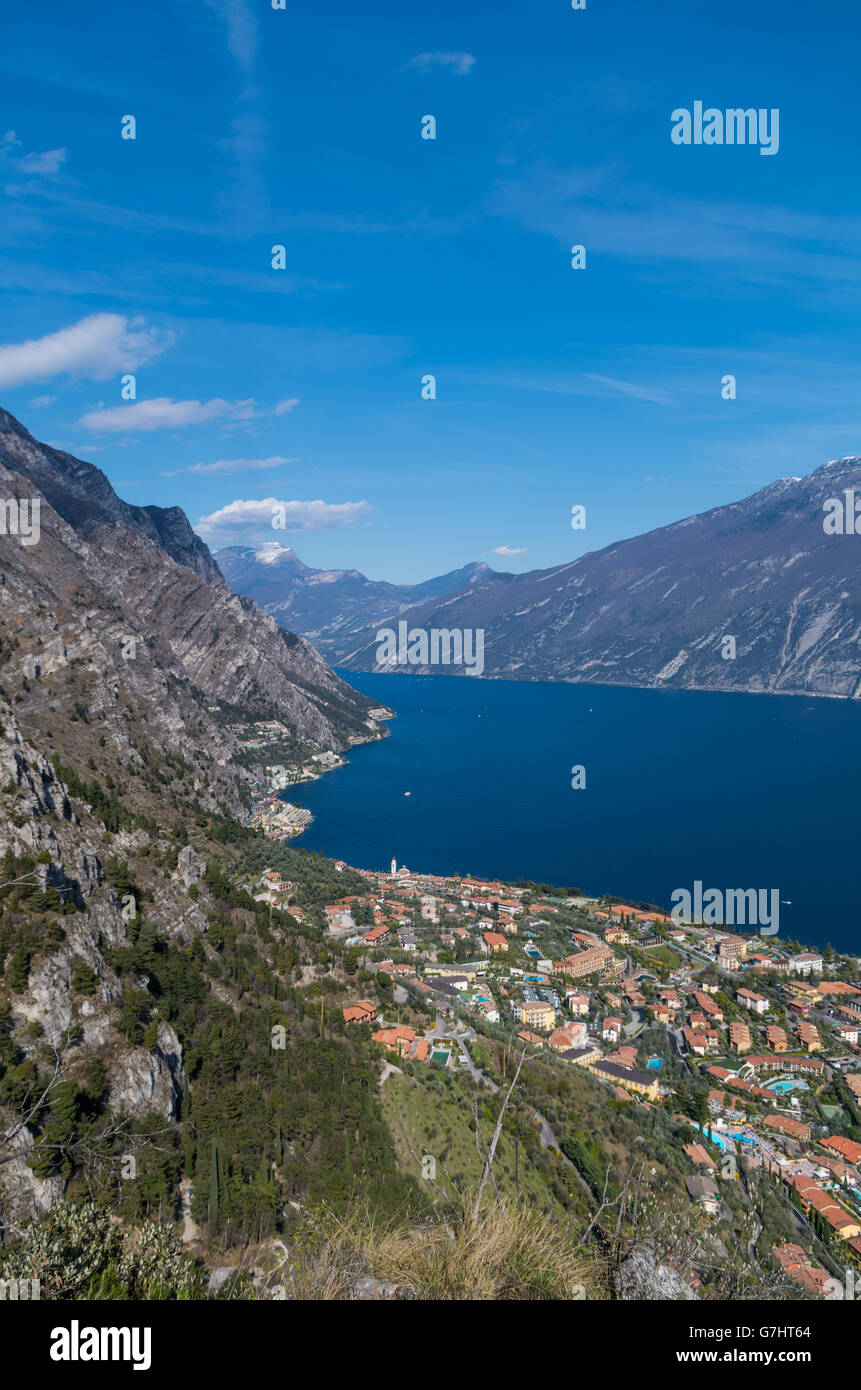 Schöne Aussicht auf Limone Sul Garda aus dem Berghang, Italien Stockfoto