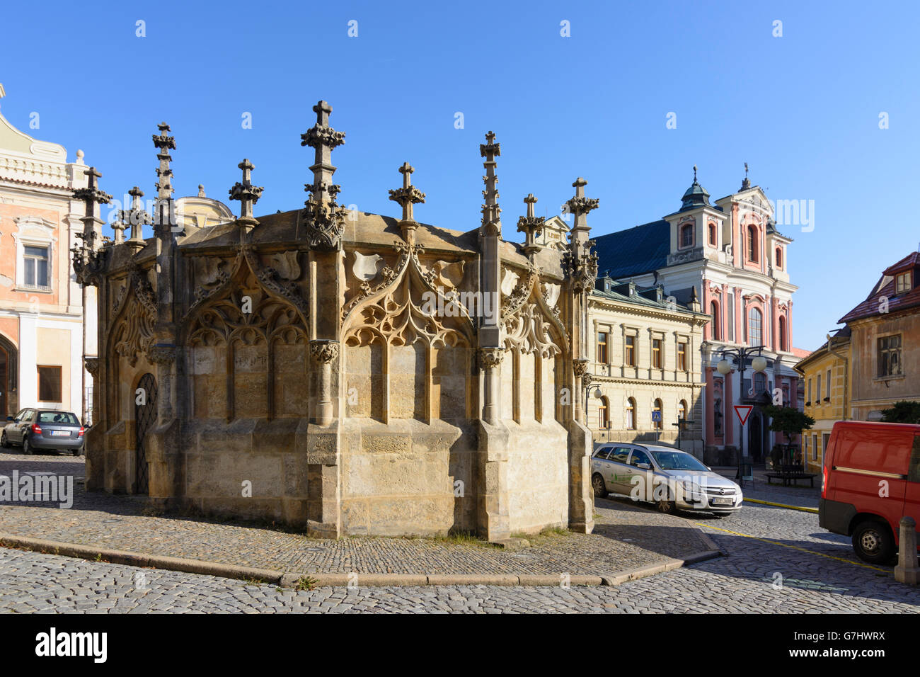 Stein Brunnen, im Hintergrund John Hl. Nepomuk Kirche, Kutná Hora (Kuttenberg), Tschechien, Stredocesky, Mittelböhme Stockfoto Stein Brunnen, im Hintergrund John Hl. Nepomuk Kirche, Kutná Hora (Kuttenberg), Tschechien, Stredocesky, Mittelböhme Stockfoto
