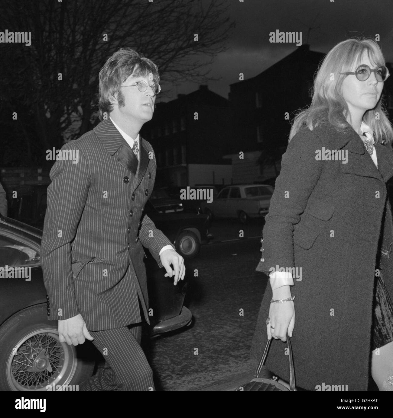 John Lennon von den Beatles und seine Frau Cynthia kommen in der New London Synagogue in St. John's Wood, London, an, um an der Gedenkfeier für Brian Epstein, den Mann, der die Gruppe und viele andere führende Popstars leitete, teilzunehmen. Stockfoto
