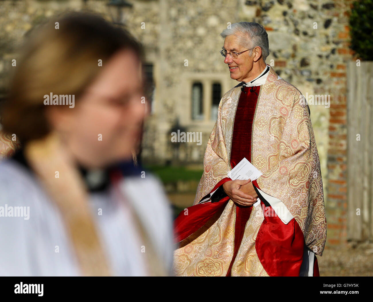 Hochwürden wie Dr. Robert Willis, Dekan der Kathedrale von Canterbury, trifft in der Kathedrale von Canterbury, Kent, zum Weihnachtsdienst ein, nachdem der Erzbischof von Canterbury wegen Krankheit nicht anwesend sein konnte. Stockfoto