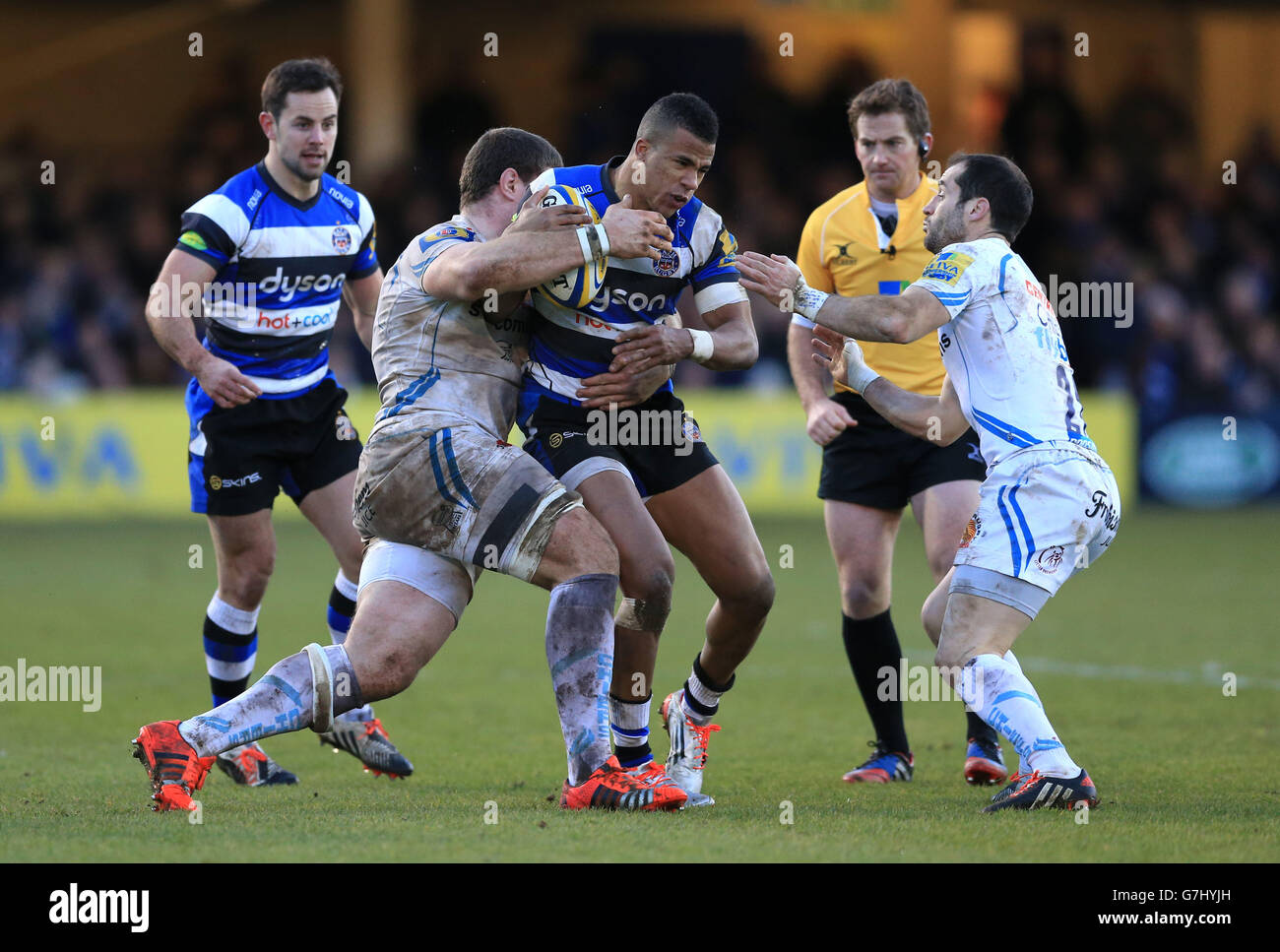 Anthony Watson von Bath Rugby wird von Exeter Chiefs Dave Ewers (links) und Haydn Thomas (rechts) während des Spiels der Aviva Premiership am Recreation Ground in Bath angegangen. Stockfoto