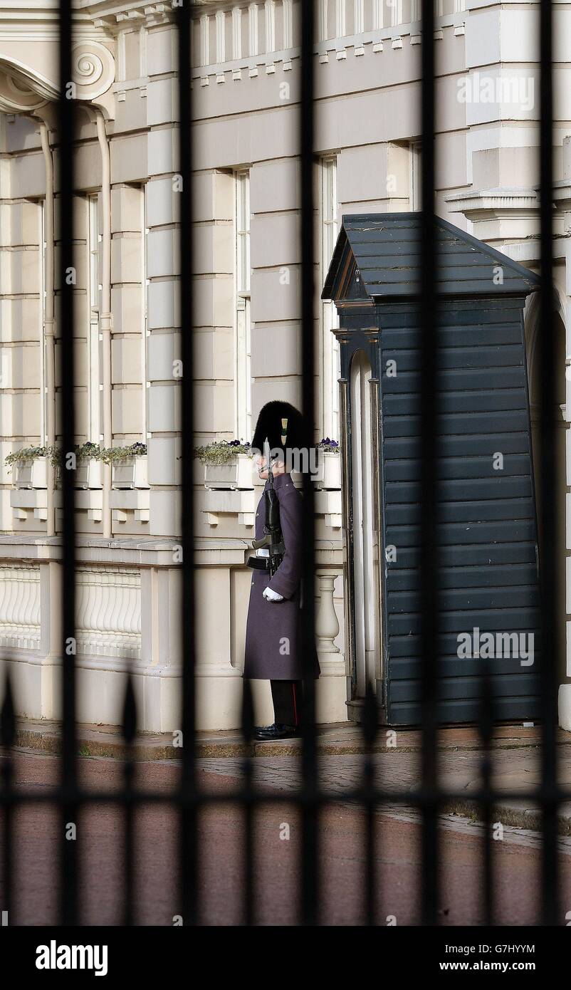 Ein Wachmann im Dienst innerhalb der Tore, die zur Mall führen, vor dem Clarence House in London. Stockfoto