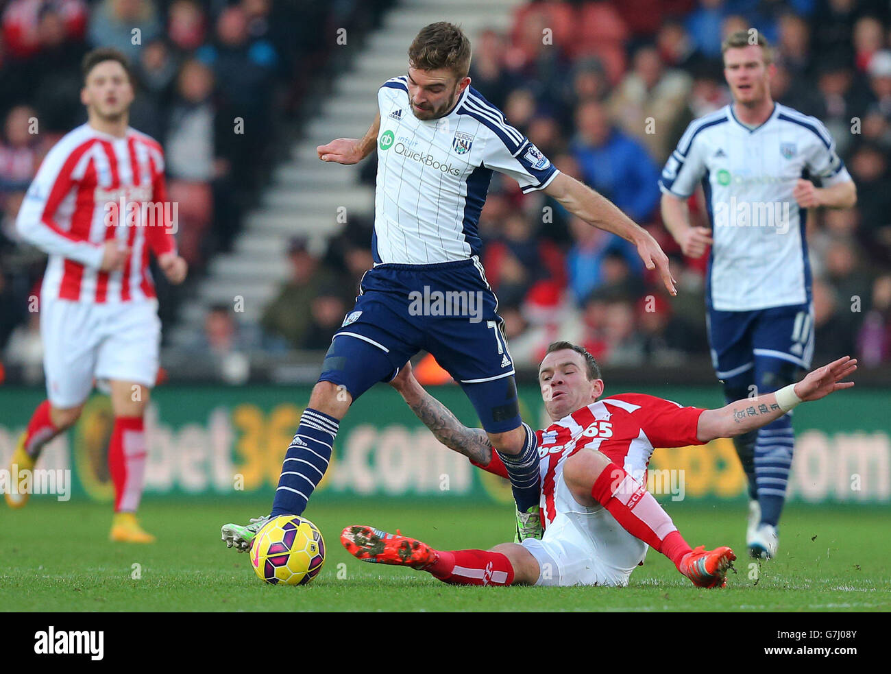 Glenn Whelan von Stoke City tagt James Morrison von West Bromwich Albion während des Spiels der Barclays Premier League im Britannia Stadium, Stoke-on-Trent. Stockfoto