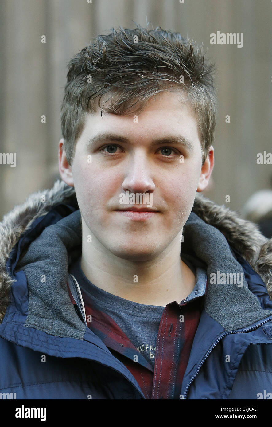 David McCallum, der eine Facebook-Seite aufstellte, die Menschen zur Mahnwache nahe der Gallery of Modern Art in Glasgow einlud, nachdem ein Lastwagen die Kontrolle verlor und sechs Menschen getötet hatte. Stockfoto