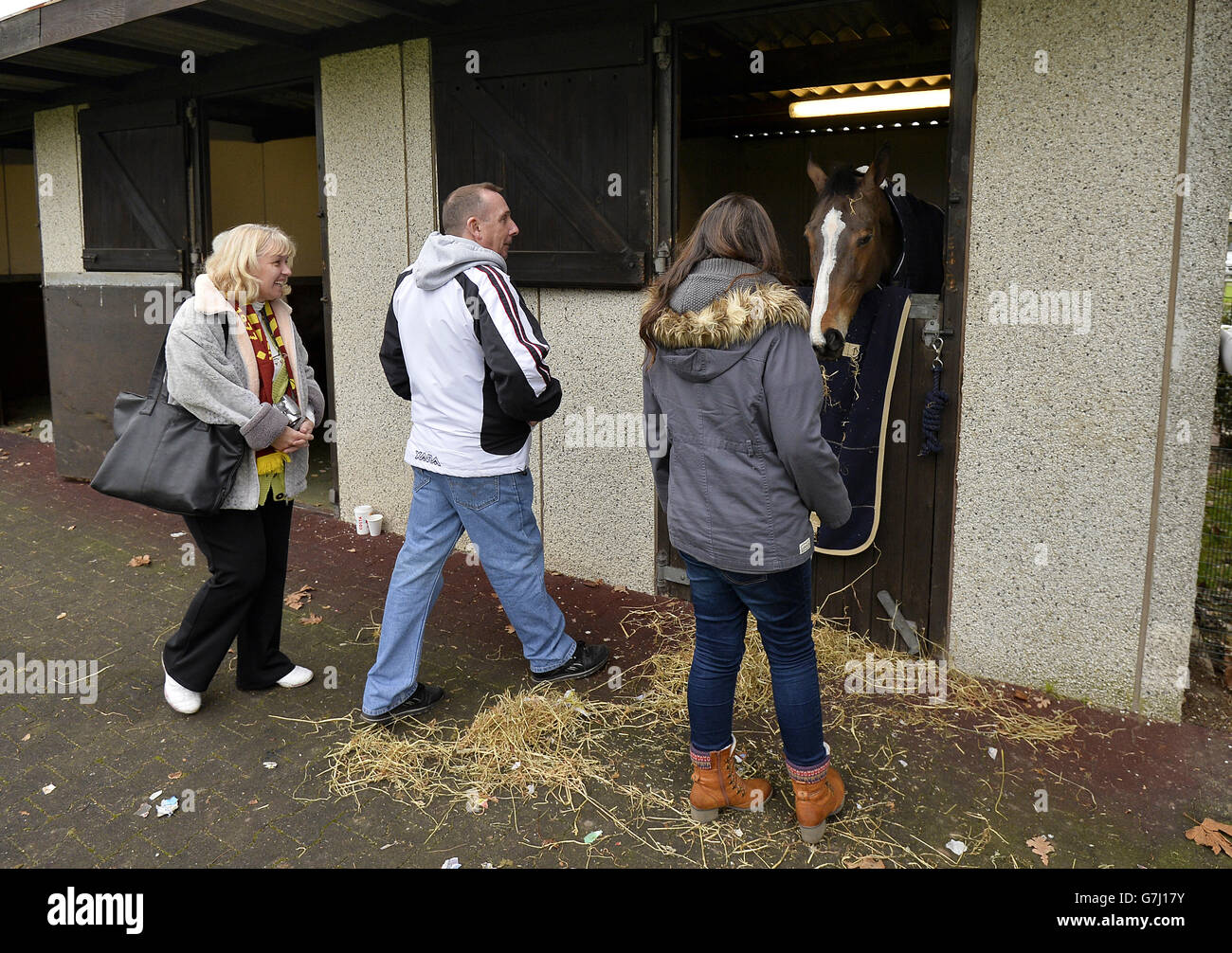 Pferderennen - 2014 William Hill Winter Festival - Tag 1 - Kempton Park. Leanne Clarkson von Kempton Park's Twitter während William Hill's Meet and Greet mit Kauto Star in seinem Stall im Kempton Park. Stockfoto