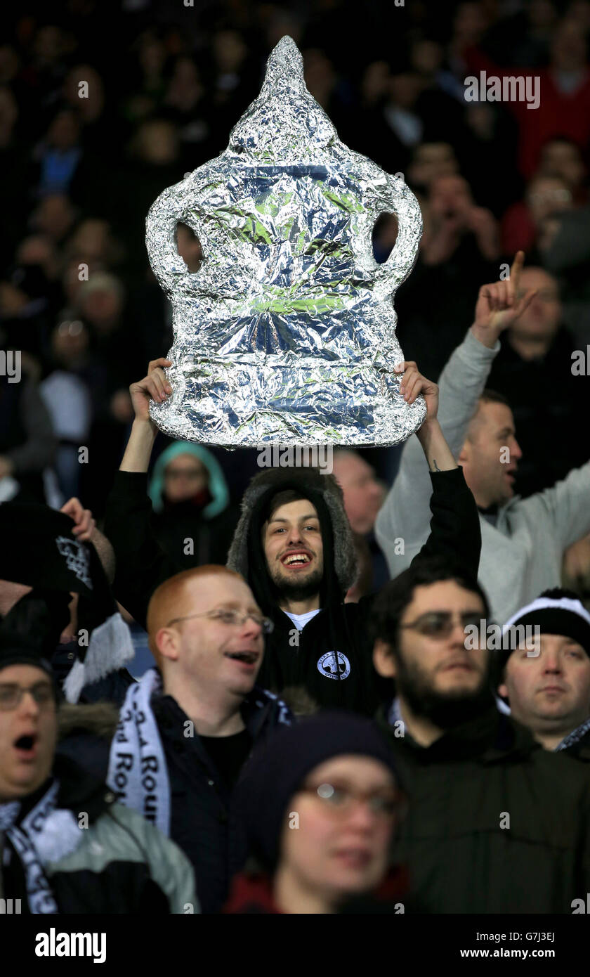 Ein Fan hält eine FA Cup Trophäe in den Tribünen während des FA Cup Third Round Match in den Hawthorns, West Bromwich. Stockfoto