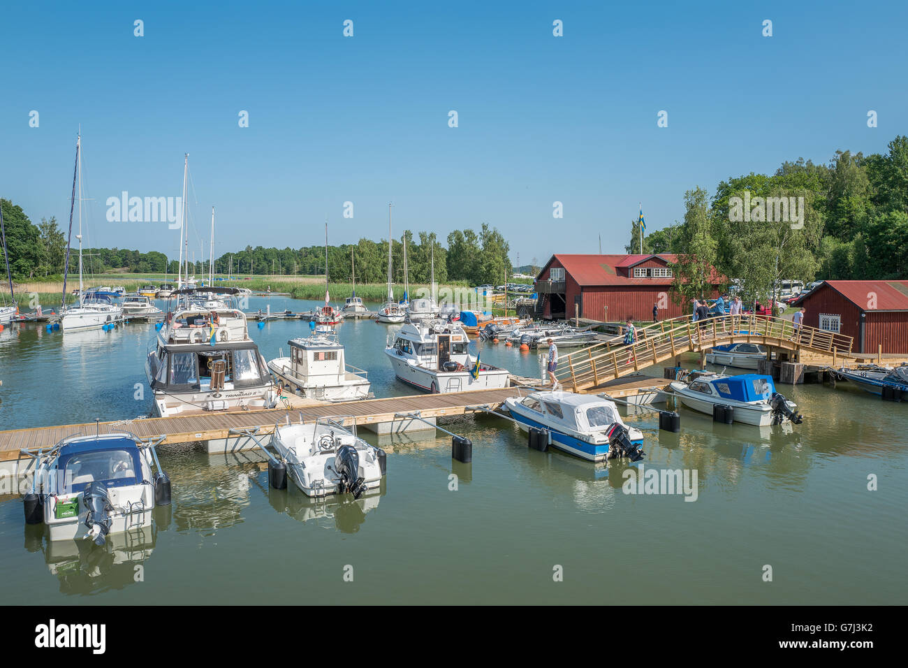 Freizeit Boot Marina in der Bucht von Slatbaken an Hamnkrog Mittsommer in Schweden. Stockfoto