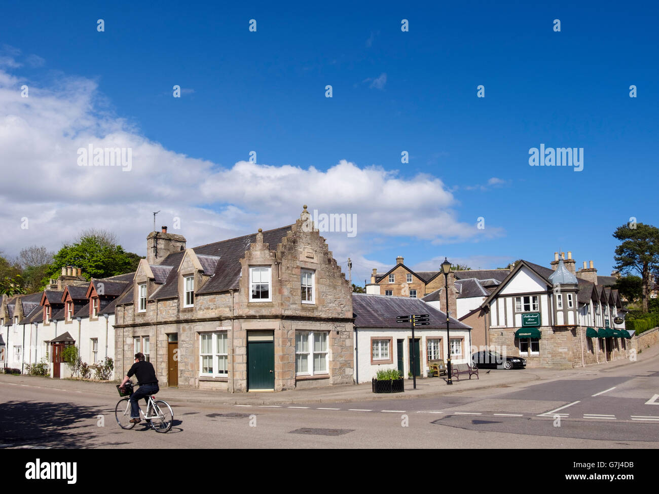 A949 Kreuzung im Zentrum der historischen Stadt. Bahnhofstraße, Royal Burgh von Dornoch, Sutherland, Highland Region, Schottland, UK, Großbritannien Stockfoto