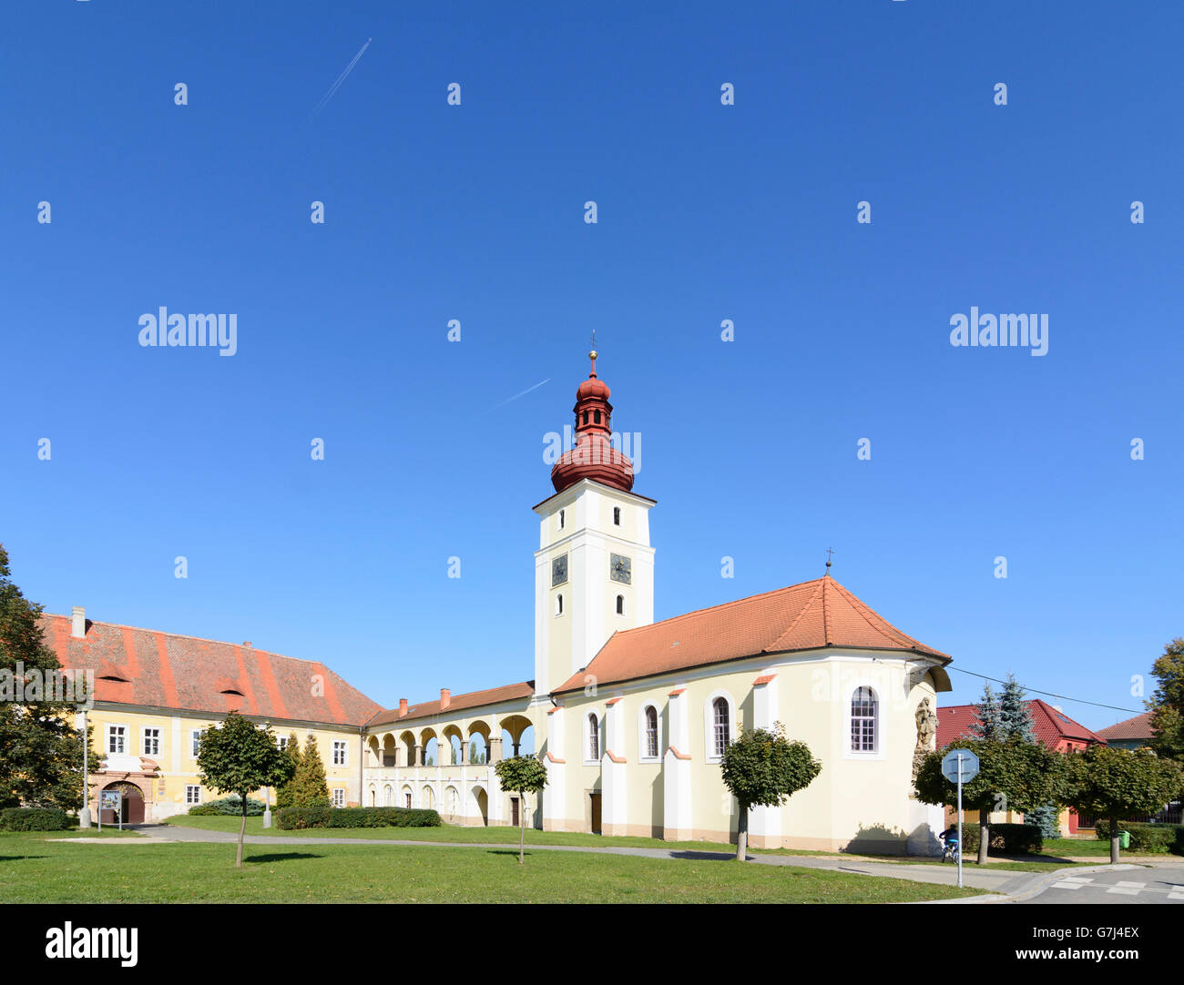 Schloss Nové Dvory mit Burg St. Martinskirche und Arcade, Nové Dvory (Neuhof), Tschechische Republik, Stredocesky, Mittelböhmen, C Stockfoto