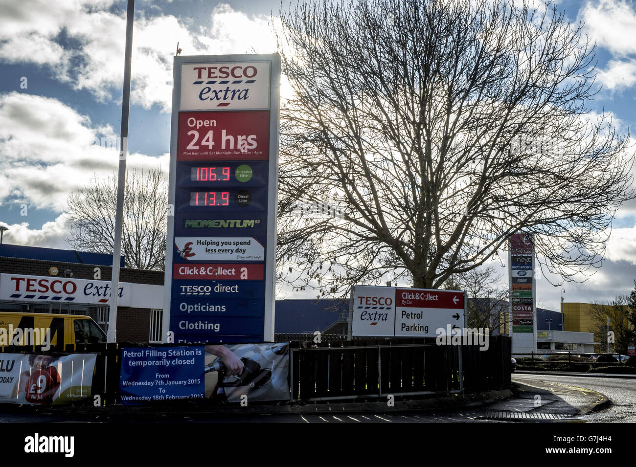 Eine Tesco Extra-Tankstelle in Bristol, da sie Benzin und Diesel um 2P pro Liter reduziert haben. Stockfoto