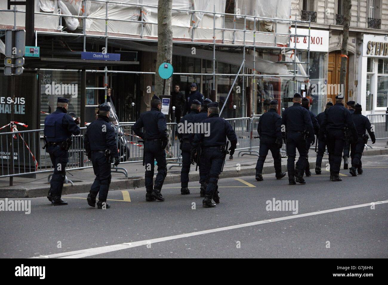 Die Polizei in der Nähe der Büros des satirischen Magazins Charlie Hebdo, als Dutzende von Weltführern einen trotzigen marsch durch Paris, Frankreich, im Gefolge der Terroranschläge führten. Stockfoto