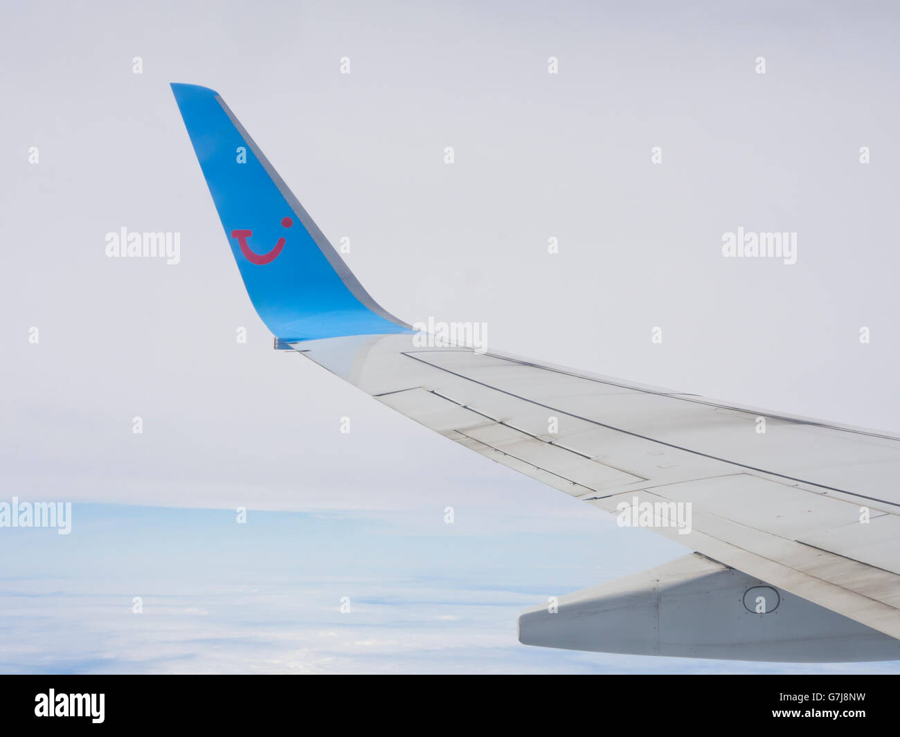 Blended Winglet auf ein Flugzeug Boing lächelnd TUI-Logo in blau und rot, die Passagiere zu oder von einem verpackten Urlaub Stockfoto