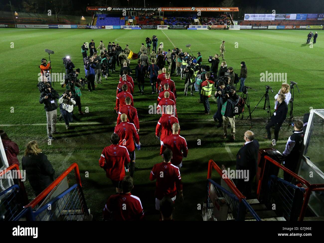 Die beiden Teams machen sich vor dem Weihnachtsspiel des Waffenstillstands im ersten Weltkrieg im Electrical Services Stadium, Aldershot, auf den Weg. Stockfoto