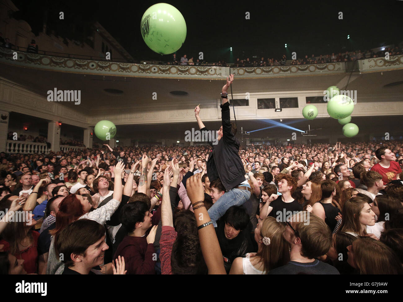 Im XFM Winter Wonderland in der O2 Academy in Brixton, London spielen die Zuschauer mit Mountain Dew Ballons. DRÜCKEN Sie VERBANDSFOTO. Bilddatum: Mittwoch, 17. Dezember 2014. Siehe PA Story SHOWBIZ XFM. Bildnachweis sollte lauten: Jonathan Brady / PA Wire Stockfoto